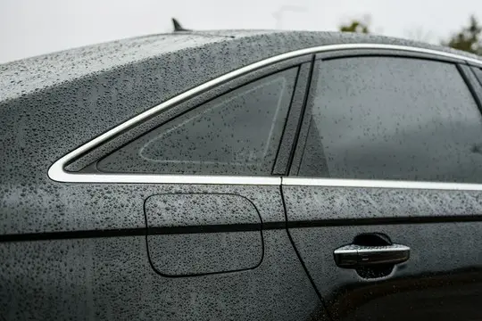 samochód w deszczu
