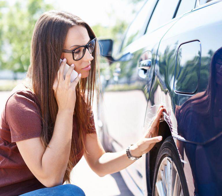 kobieta rozmawiająca przez telefon